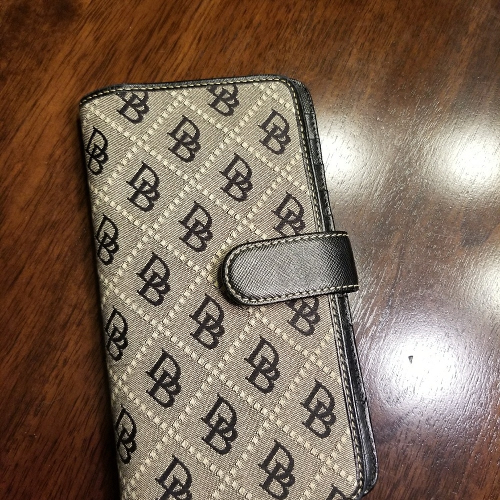 Dooney & Bourke wallet